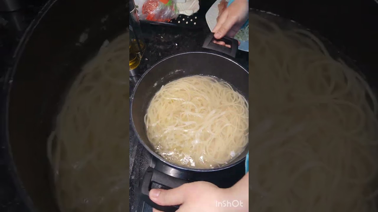 อาหารเที่ยงก่อนหน้าที่จะมาทำสปาเก็ตตี้ทอดเอ็นไก่ไปแล้วแต่ไม่พอกันกินเลยมาทำสปาเก็ตตี้คาโบนาร่าเพิ่ม😋