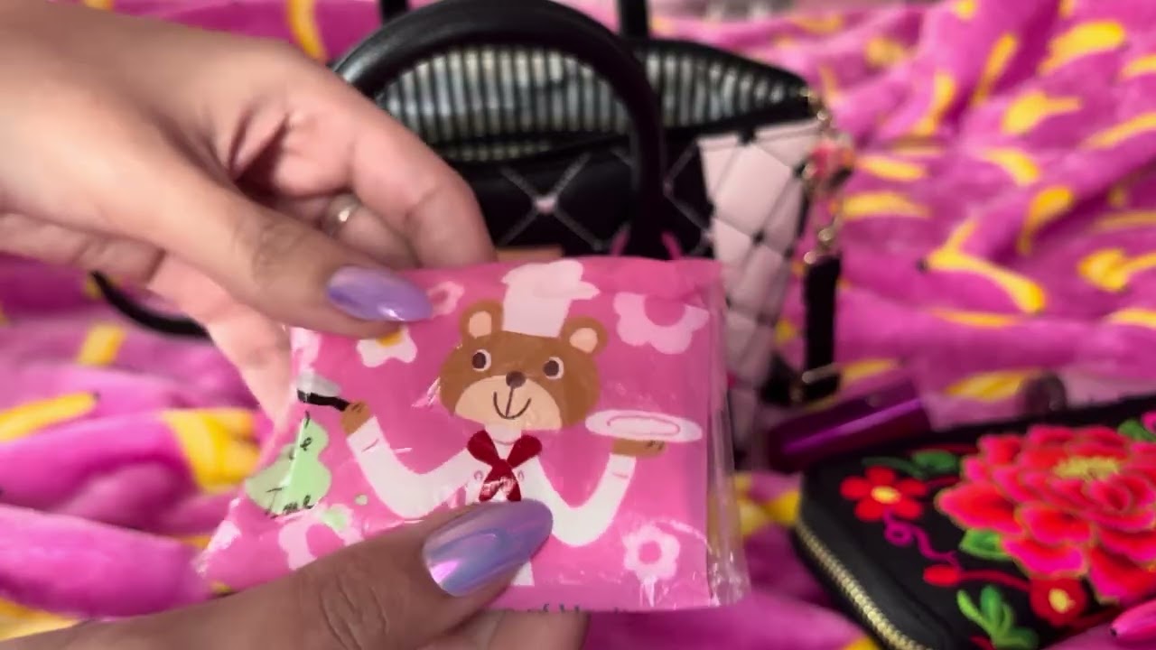 🩷🖤 What’s in my Betsey Johnson bag 🖤🩷