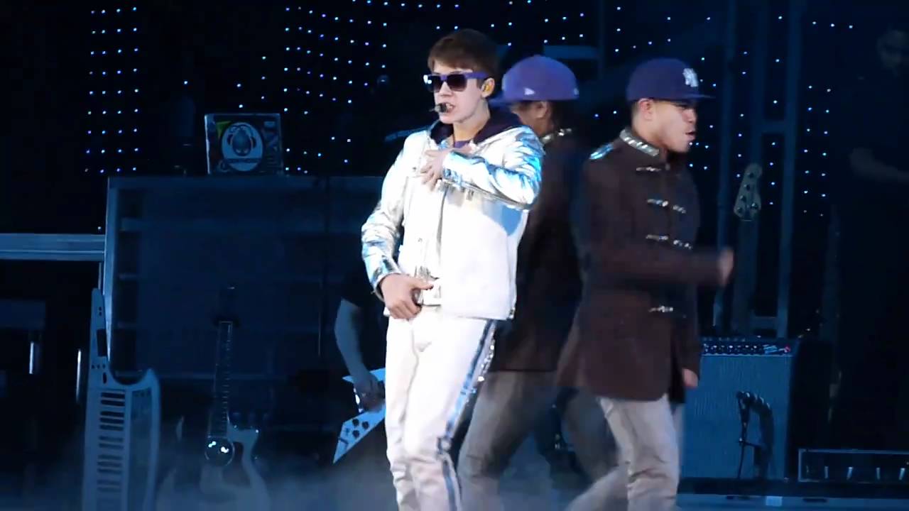 LOVE ME Justin Bieber MY WORLD TOUR PARIS 29/03/2011