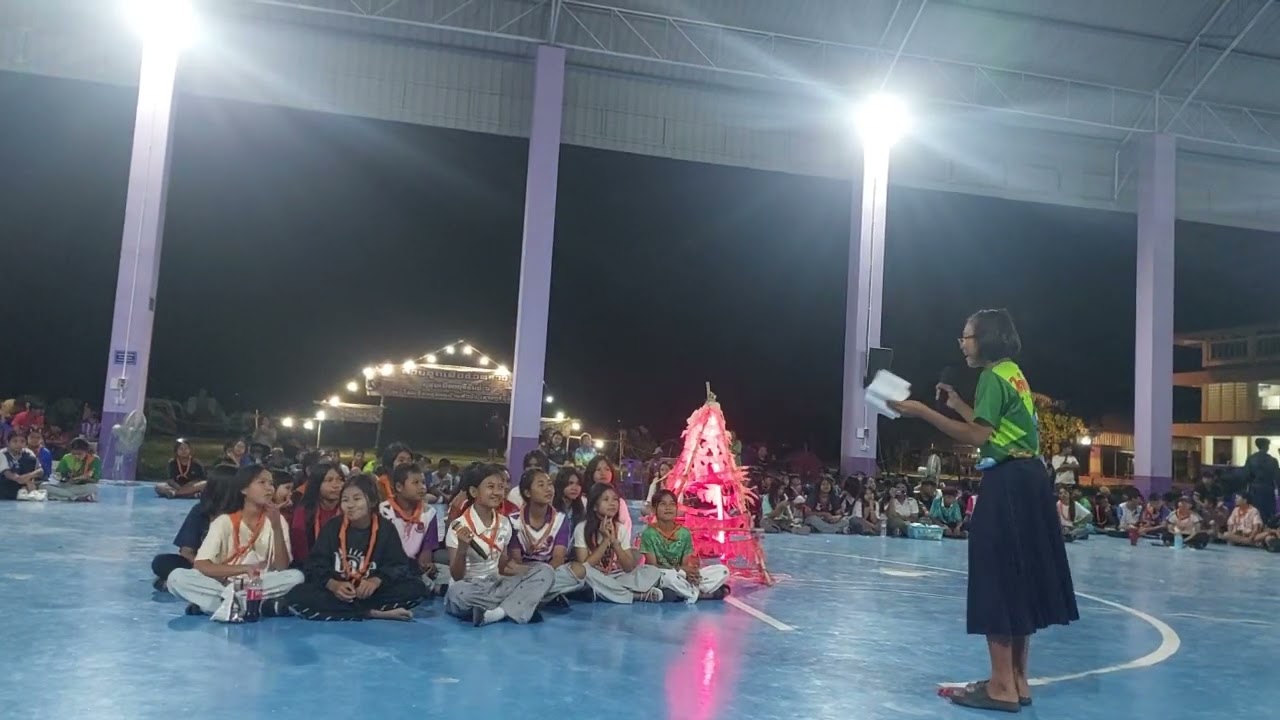 การแสดงรอบกองไฟของนักเรียนชั้นป 6