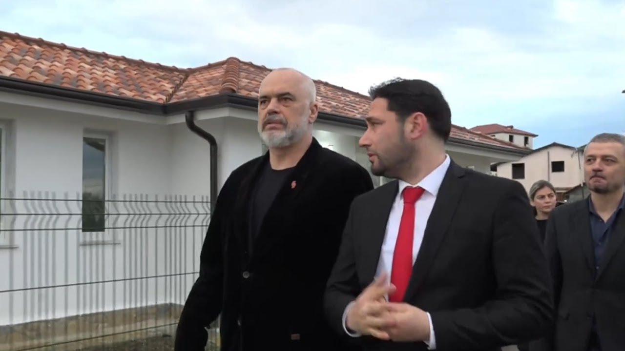Kryeministri Rama dhe Elvis Naçi dorëzojnë çelësat për 155 shtëpi në Thumanë| ABC News Albania