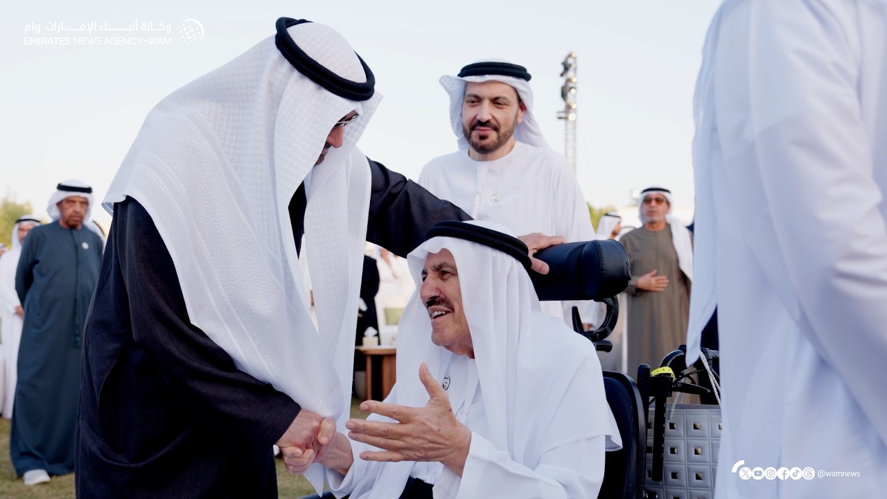 رئيس الدولة يحضر أول لقاء يجمع عدداً من الشخصيات التي شهدت مراسم رفع علم الاتحاد