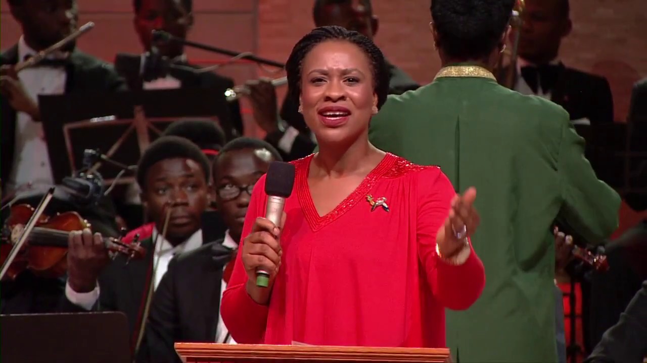 Nwando Omosebi leading O Come All Ye Faithful