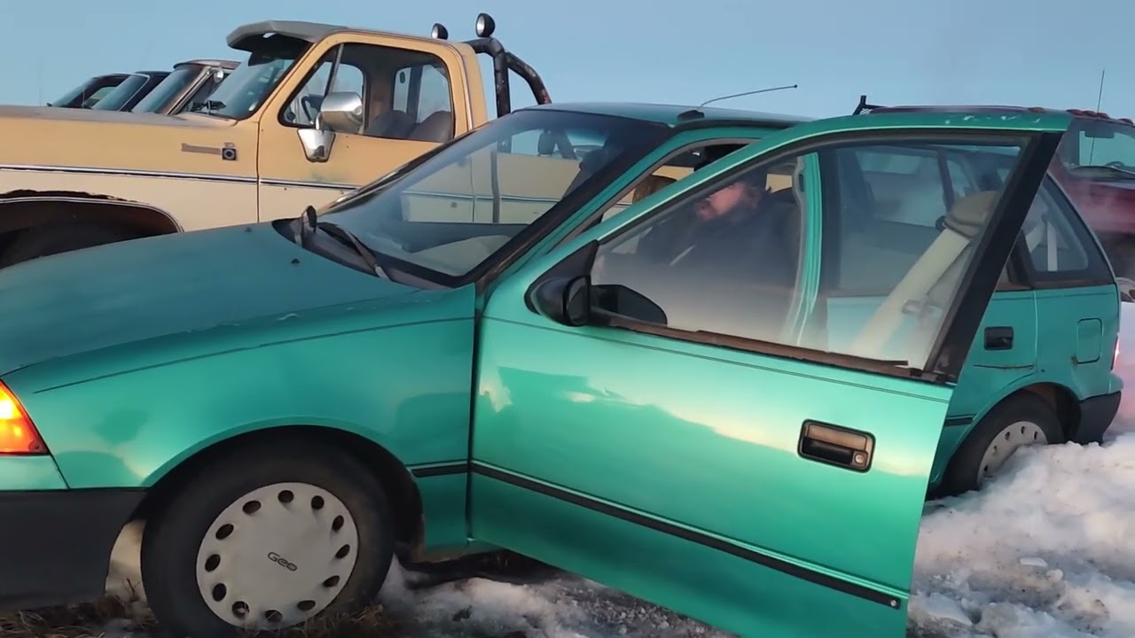 Cold Start 1993 Geo Metro 3cyl Will it run and pull itself out of the Snow bank