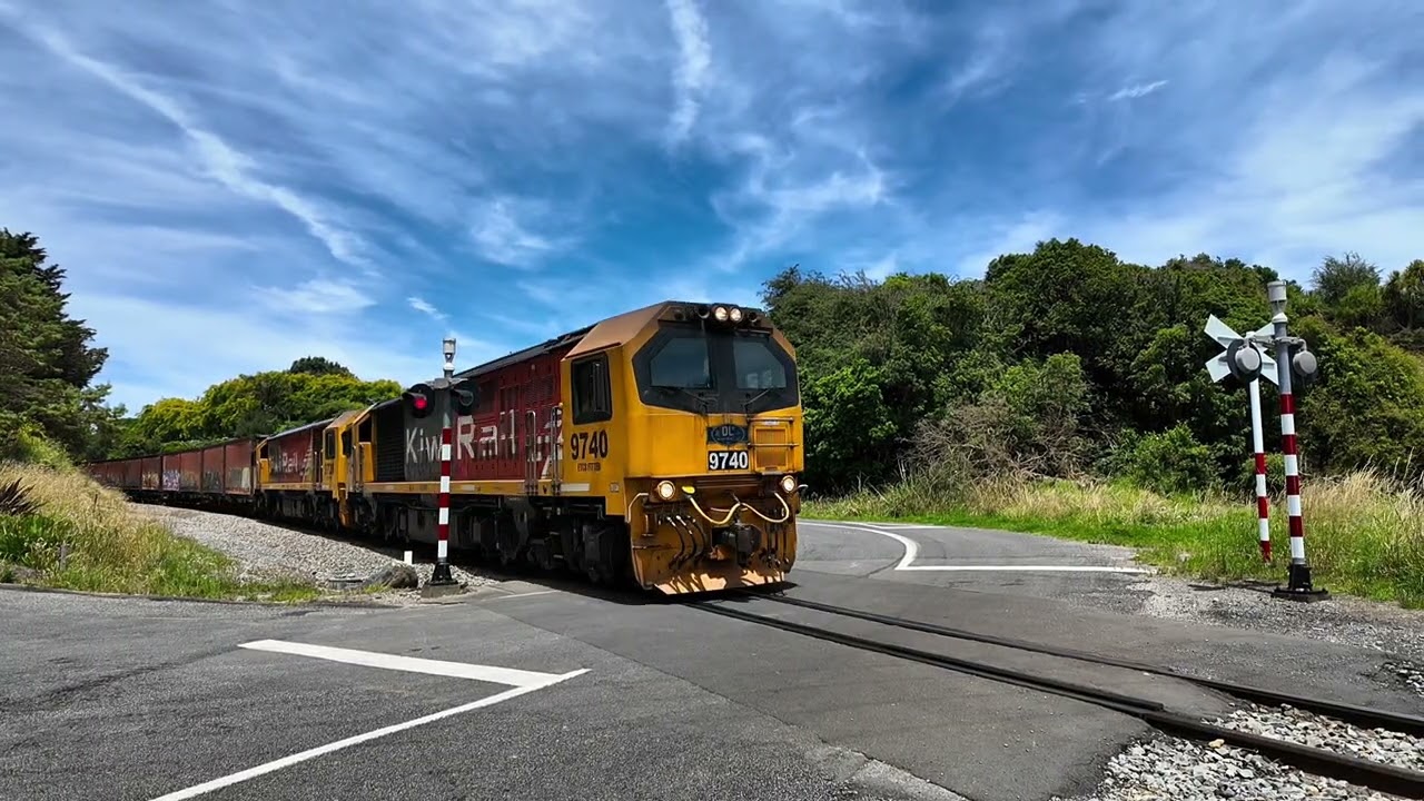 Tackling the grade at the Western Line road crossing - Brunswick 