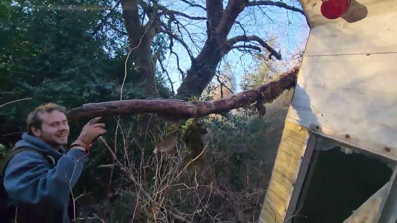 Заброшенное здание и автофургон