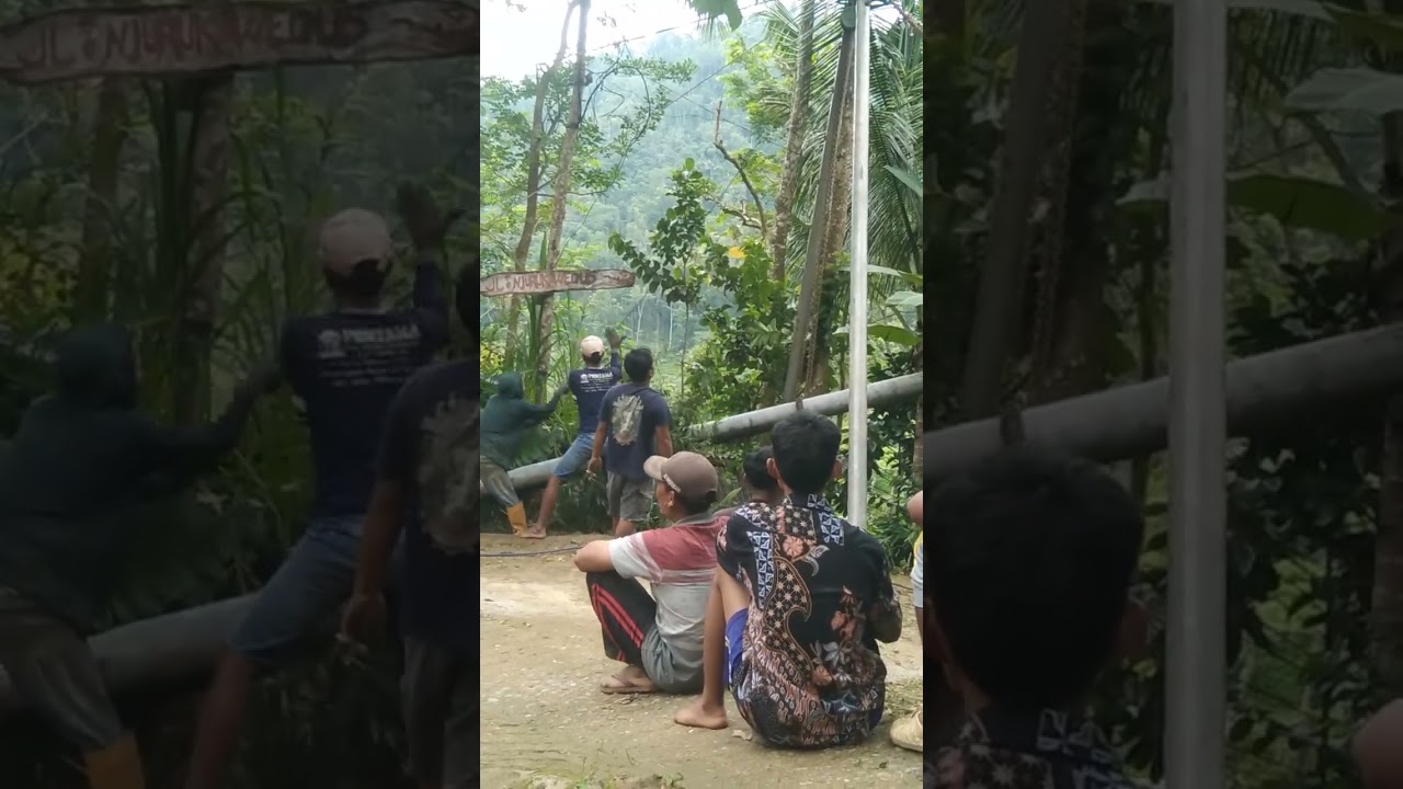 Proses pemasangan tiang listrik di desa 