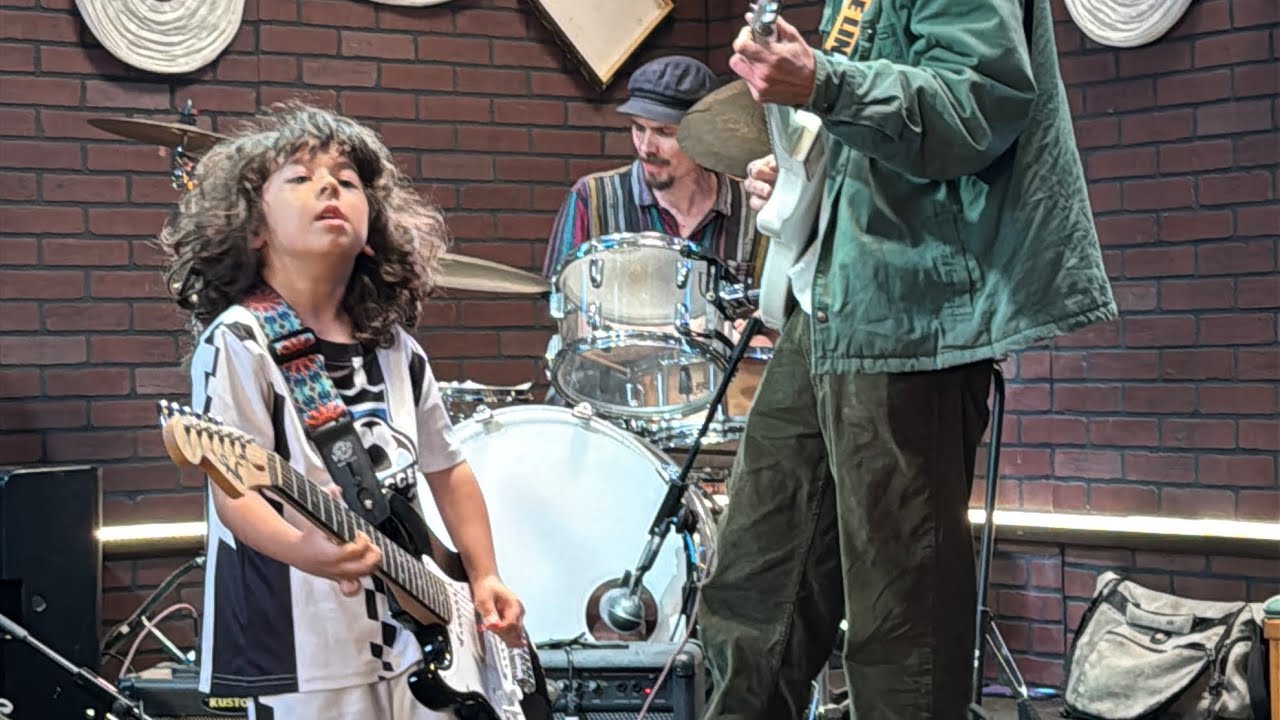 Thunderstruck AC/DC _ 5 years old  Angus Young #thunderstruck @Marco.Hashemi