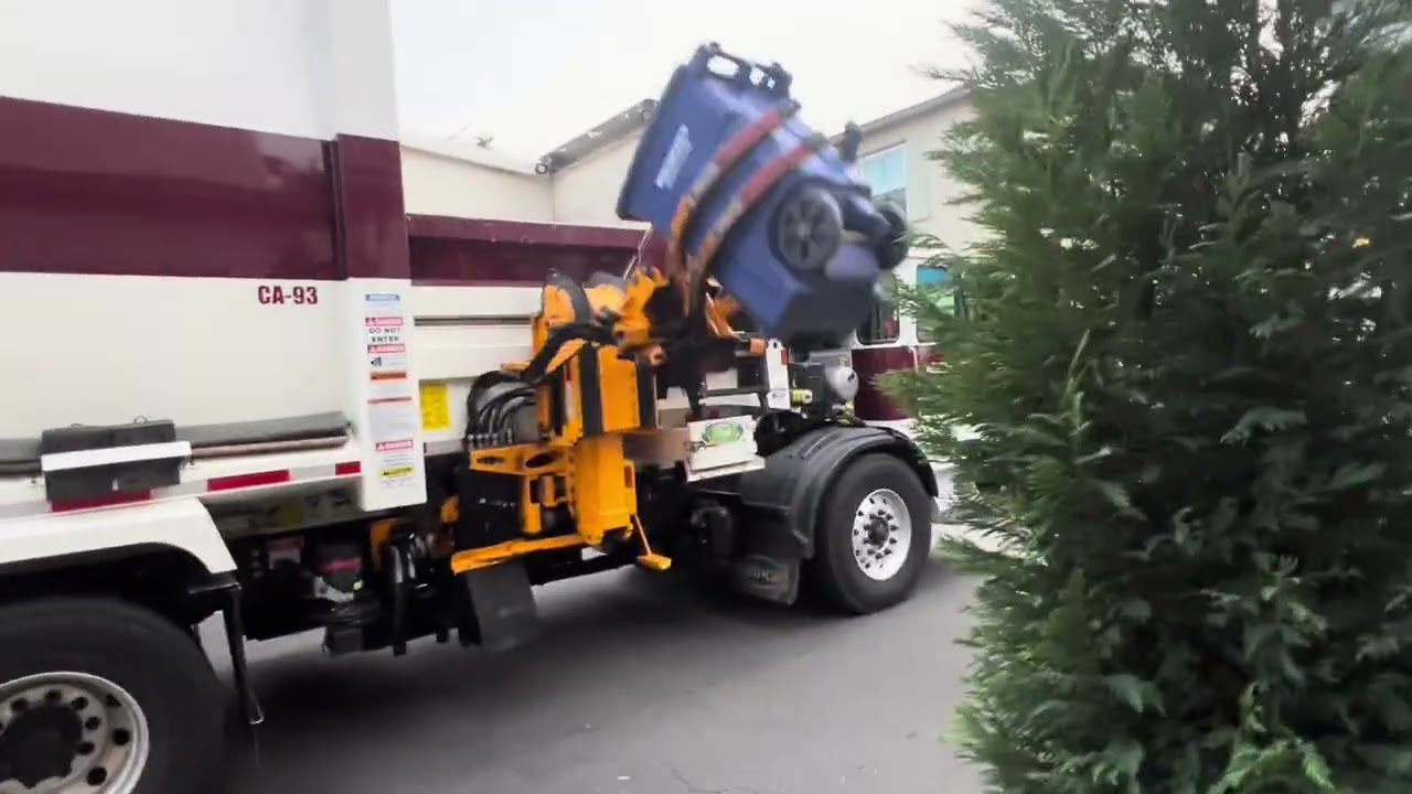 Edco New Way Sidewinder 1361 on late evening recycling collection