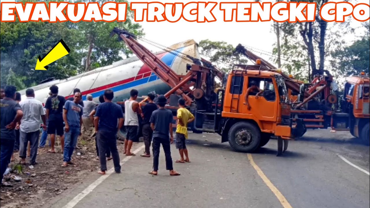 EMPAT UNIT TRUCK DEREK EVAKUASI TRUCK TENGKI CPO.
