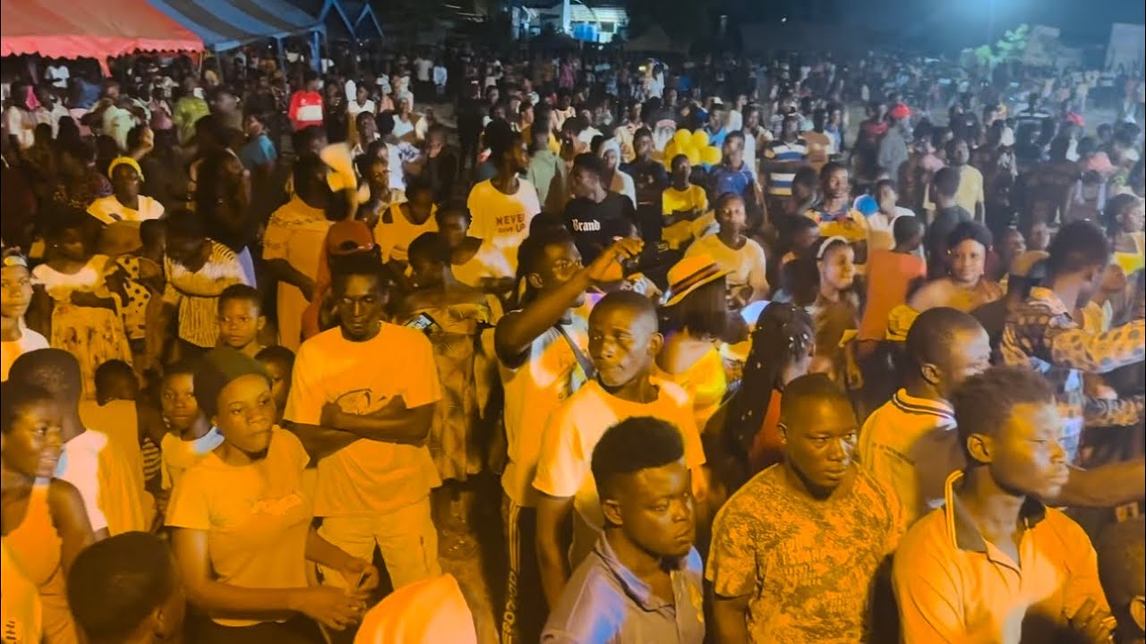 See Crowd😃🤣GREAT AMPONG host a Program @his hometown Twifo Praso & the Crowd is just Wow
