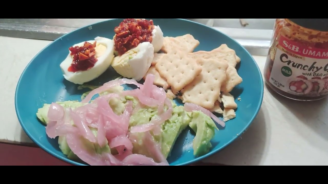 Healthy lunch: sliced avocado 🥑 W pickled onions 🧅, boiled eggs with crunchy garlic chili oil 🌶️ 🧄