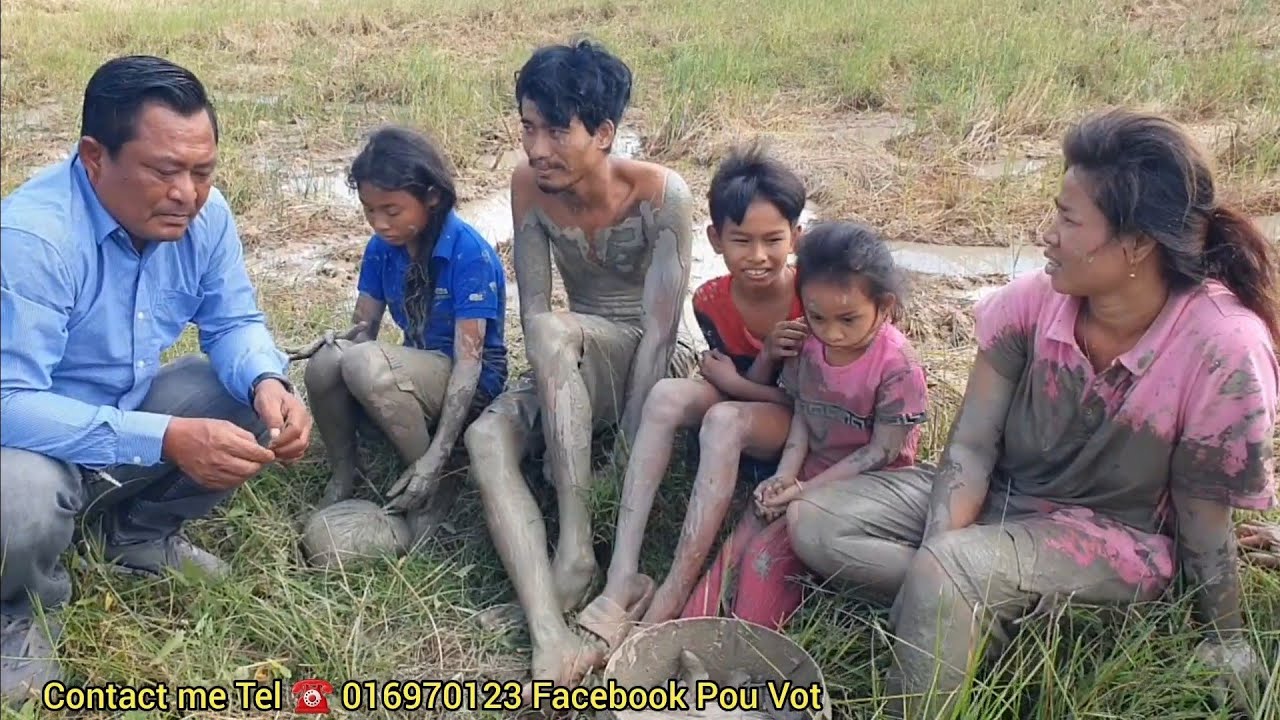 ក្មួយស្រី ណាលីន ខំប្រឹងចាប់ត្រីក្នុងភក់យកអោយជីដូនចំអិនវិចយកទៅញាំនៅសាលា By Pou Vot