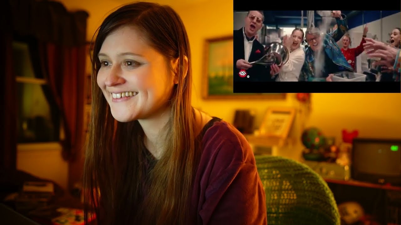 First reaction fuego kiss fm all stars decorate the Christmas tree mom