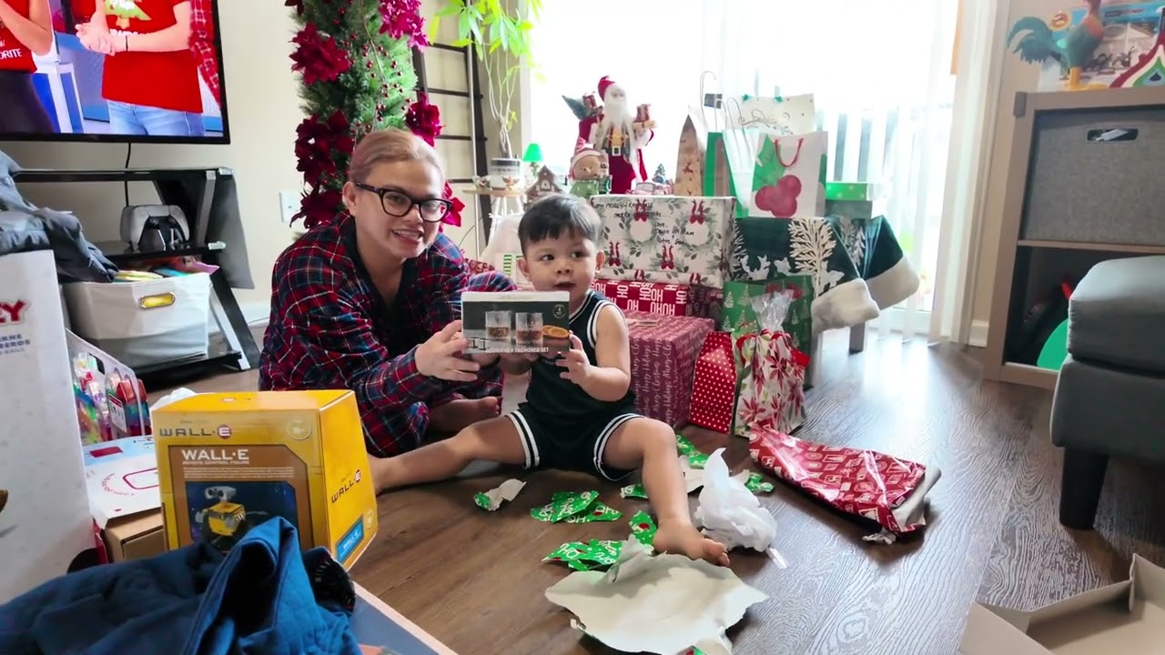 Preston’s Unwrapping gifts!🎁