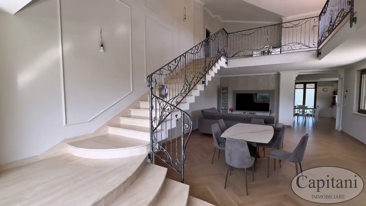 Villa su tre livelli con giardino e terreni
