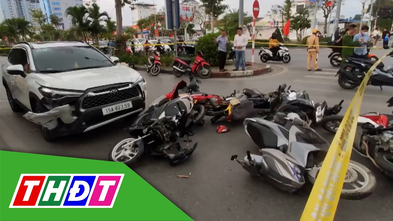 Ô tô tông xe máy dừng chờ đèn đỏ, 13 người bị thương | THDT