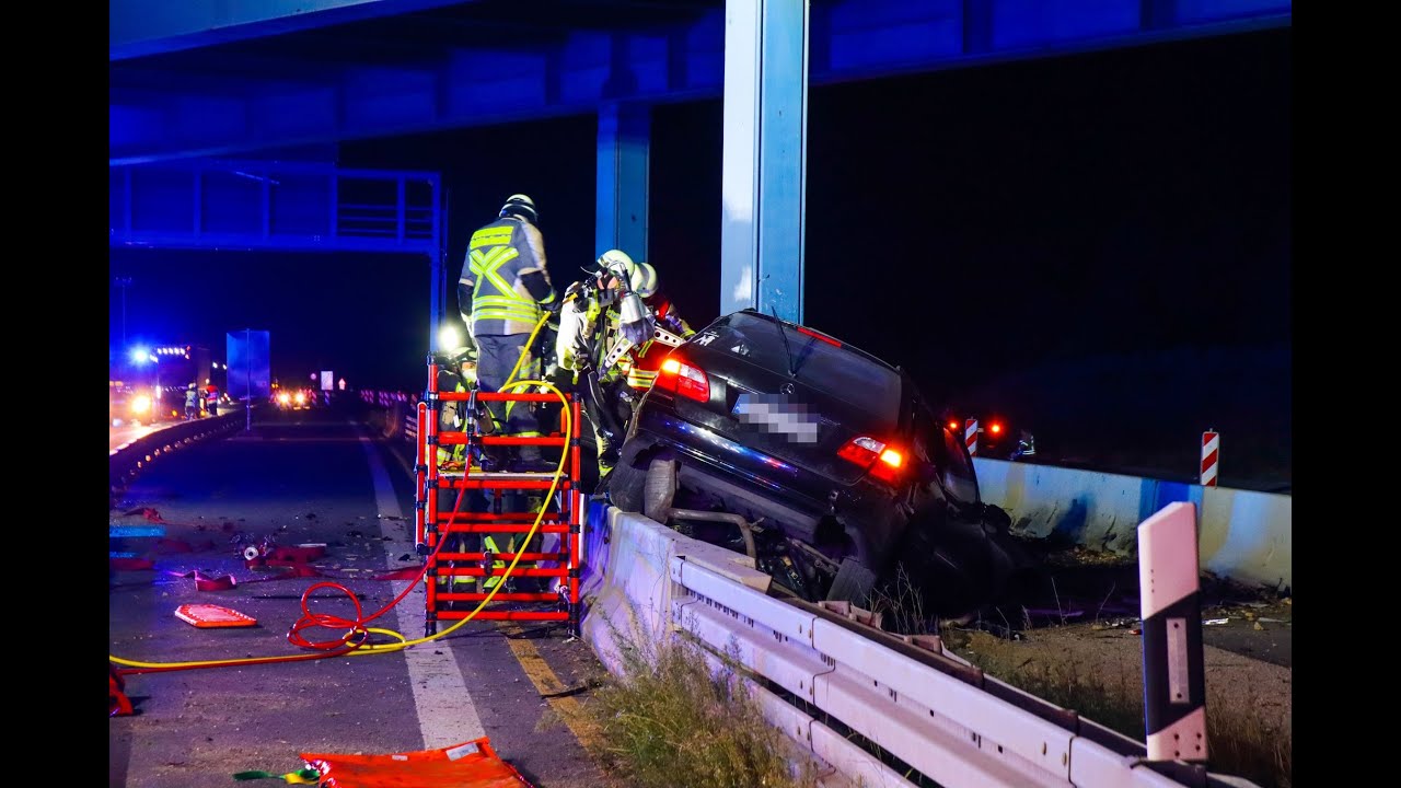 Ein Toter bei Horror-Unfall auf der A10 Person wird im Pkw Völlig zerquetscht