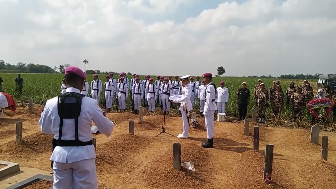 Upacara pemakaman militer Serda Marinir Bambang Saktiawan ( Persiapan pemakaman )