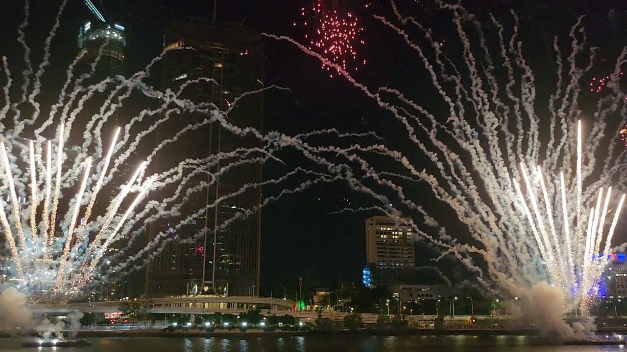 New Year’s Eve 2024 Fireworks Brisbane, Australia - Wide Angle