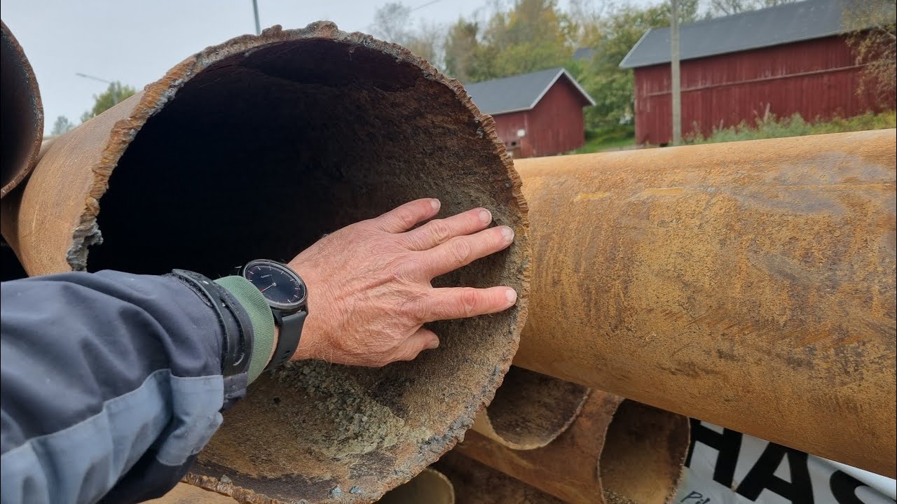 Putkipaaluja, teräspalkkeja ja sedimenttiä