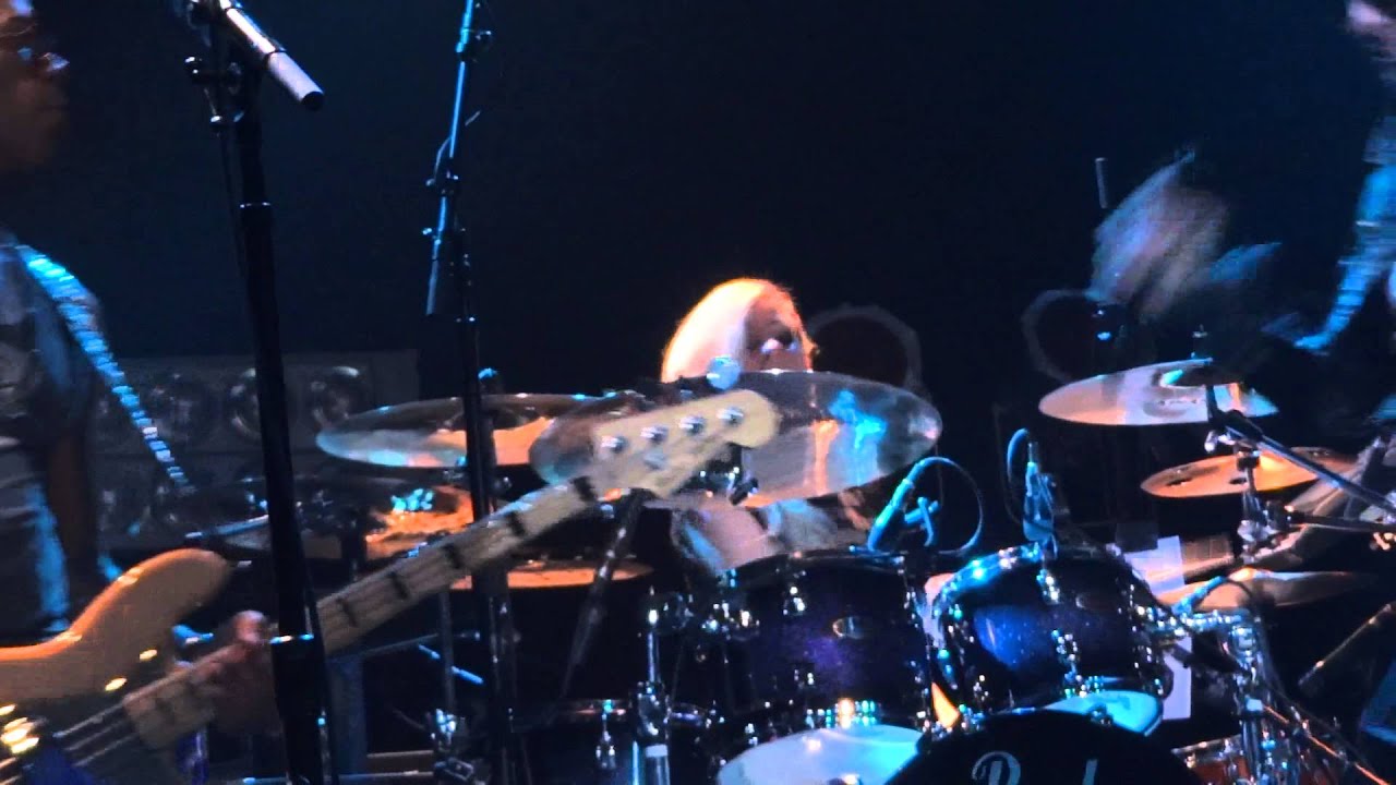 Song 2 Avril Lavigne playing drums at Zepp Fukuoka 2014.8.14