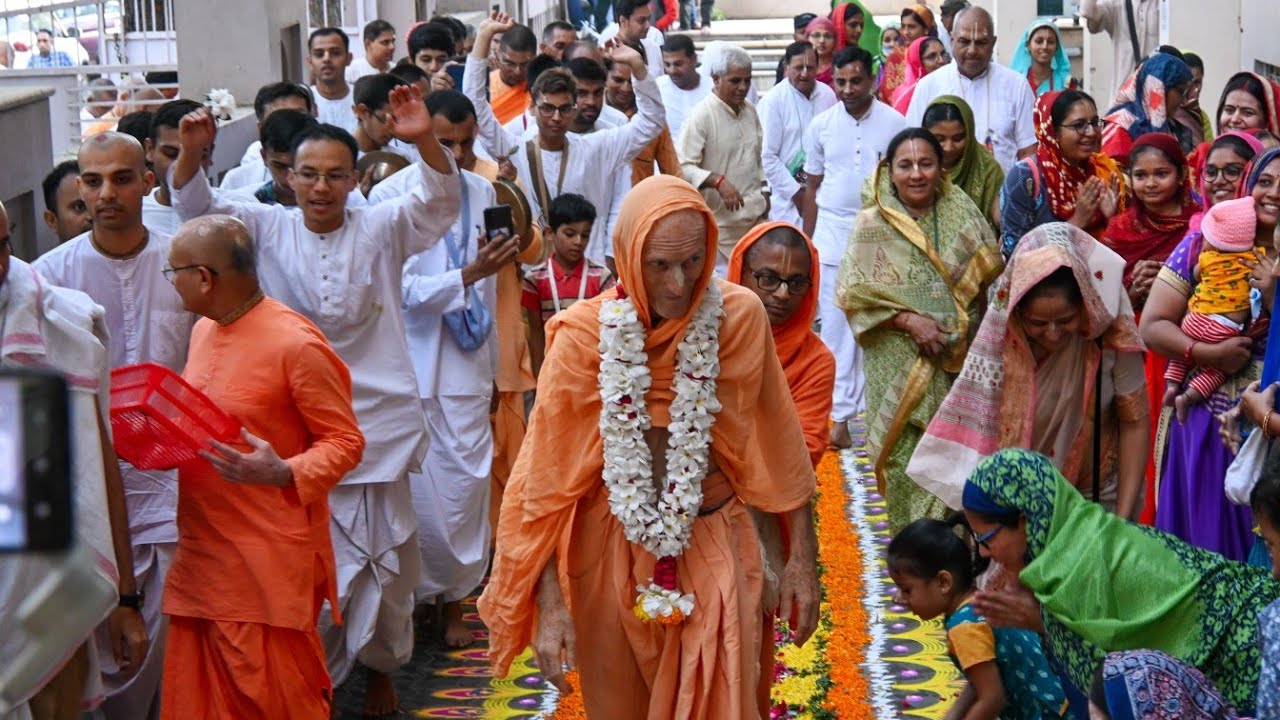 HH Bhakti Vikāsa Swāmi arrival 2023 @Iskconvvn Grand Welcome | Kirtan #bvks @BhaktiVikasaSwami