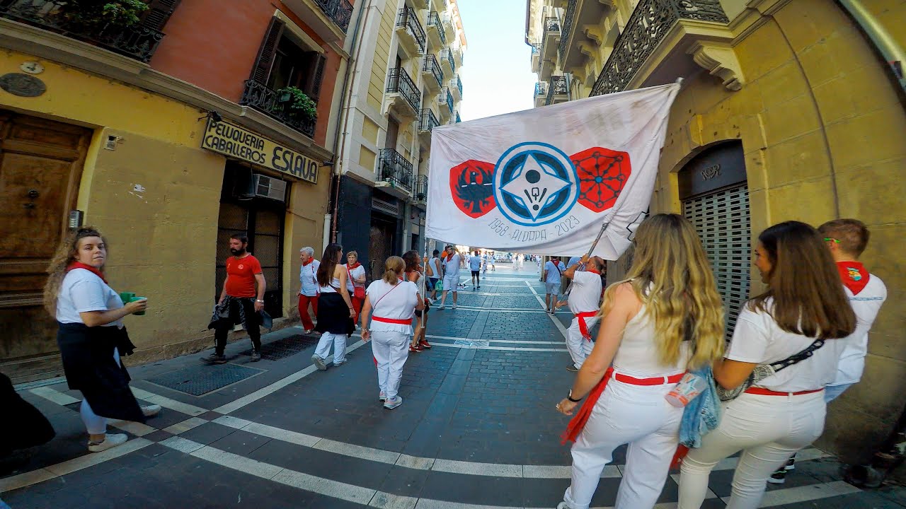 #pasacalles con la #peñaaldapa y #charanga #strapalucio #kalejira #peña Aldaparekin  #sanfermin