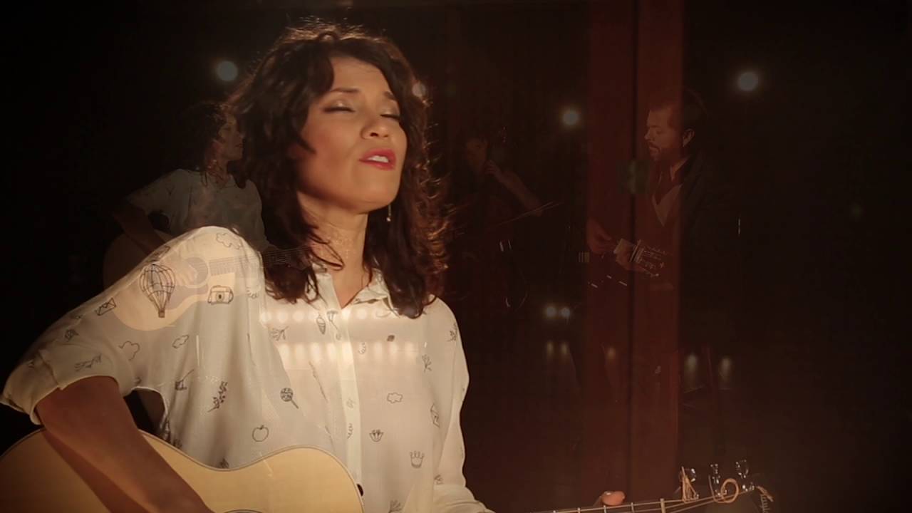 Irina Indigo ft Edgar Oceransky - Me Abrazas (Official Video)