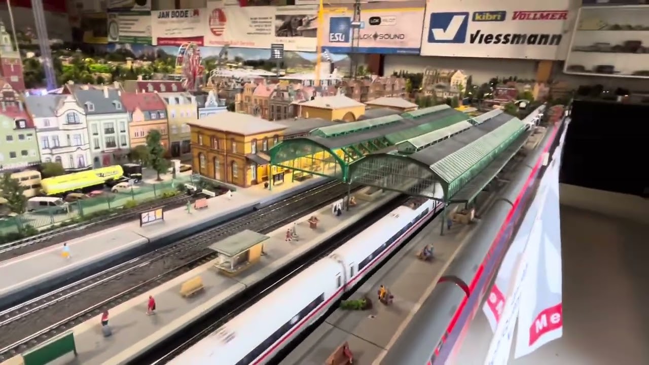 M&auml;rklin ICE4 in Schwarzenbek unterwegs