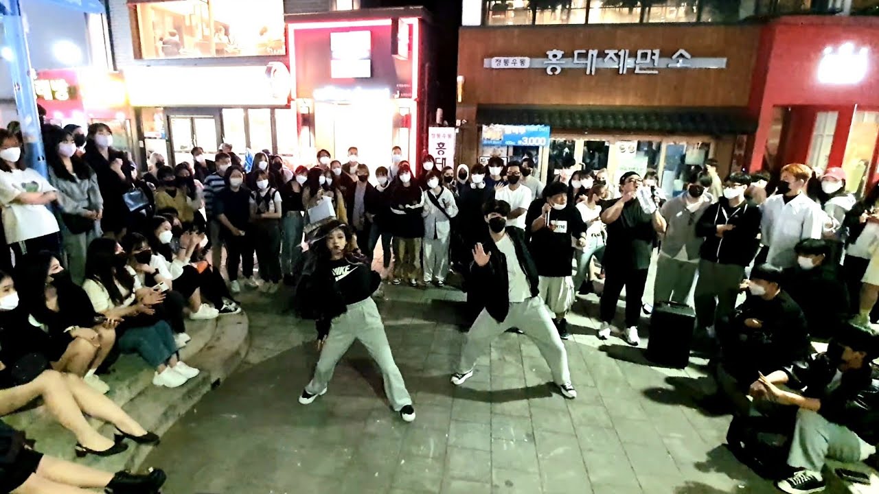 ONLOOKER IMPROMPTU FANTASTIC DANCE PARTY. HONGDAE STREET. GOOD PROGRAM BY MC KUMA.
