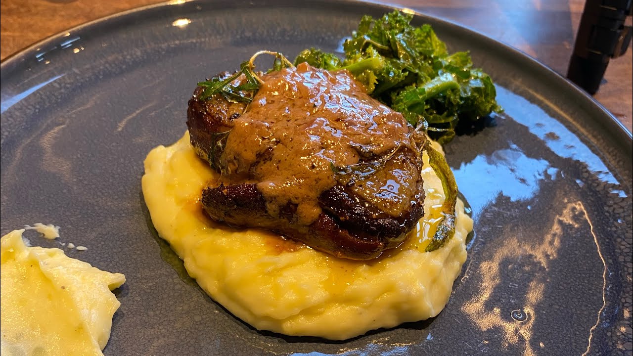 Gr&aring;and med kartoffelmos og cognac flamberet gr&oslash;nk&aring;l