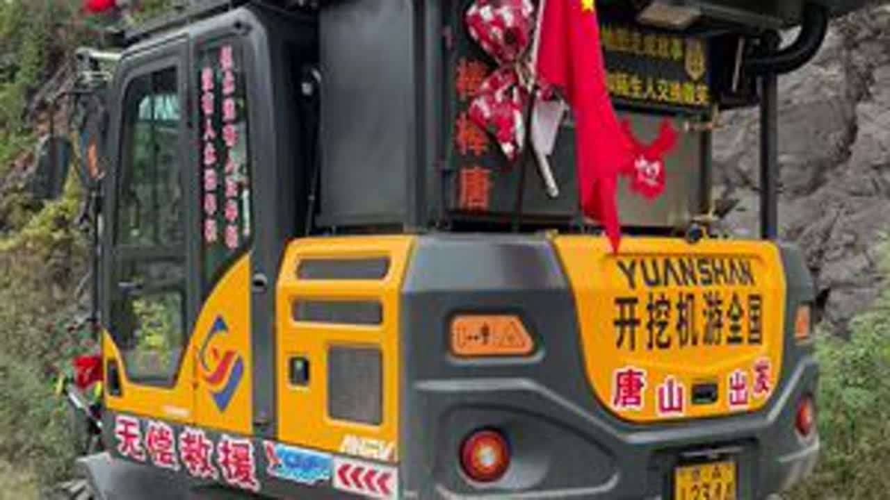开挖机游全国的路上救援大货车 最美的风景不是山河，而是那些可爱的人 #开挖机游全国 #开挖机游全国vlog #抖音看世界 #正能量 #开车注意安全