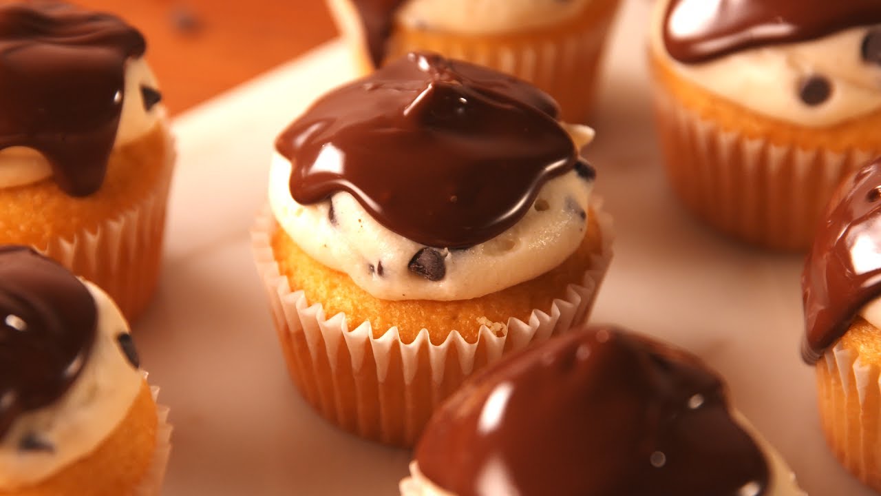 Cannoli Cupcakes | Delish