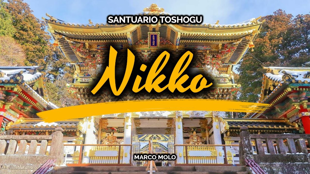 Caminando por el santuario Toshogu en Nikko, Japón.