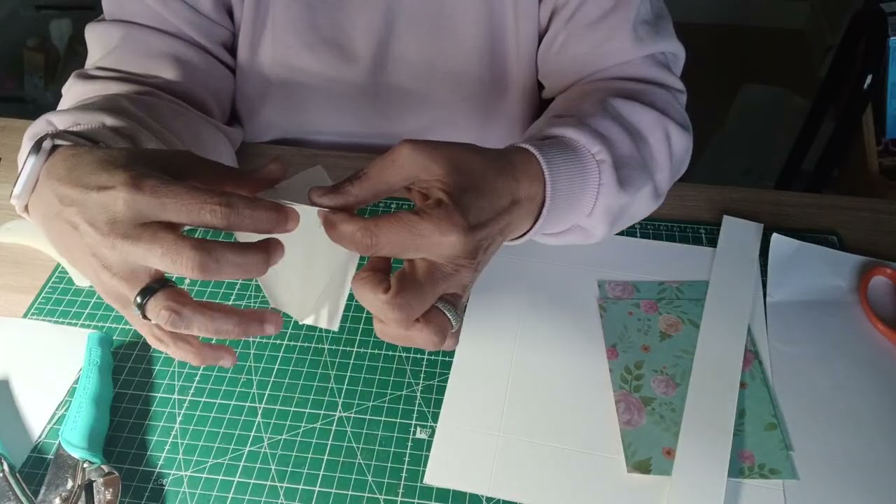 Hyper facile à réaliser les boîtes triangles avec leur panier #pâques #scrapbooking bon scrap 🫠 