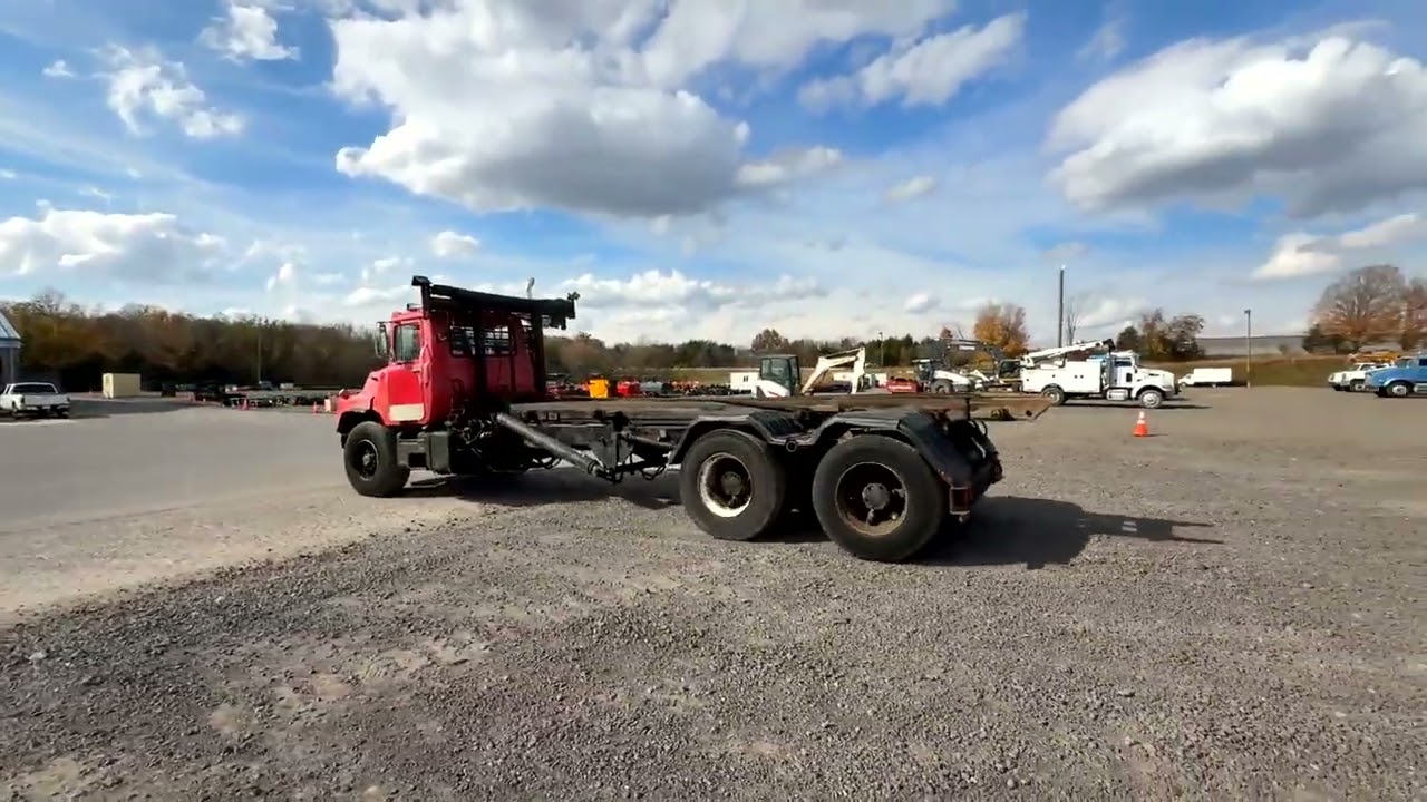 MACK TANDEM AXLE ROLL OFF TRUCK For Sale