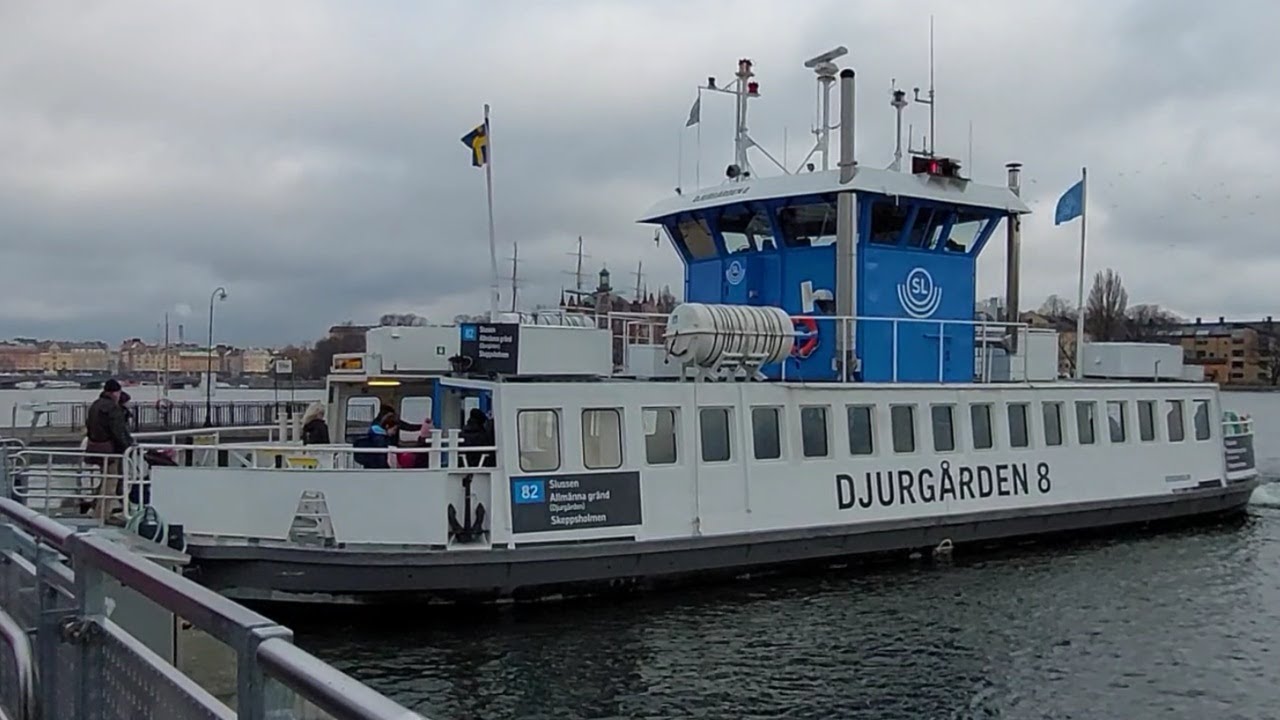 Stockholm. Djurgårdsfärjan Djurgården 8 möter isflak och Emelie från Hammarby Sjöstad.Text,subtitles
