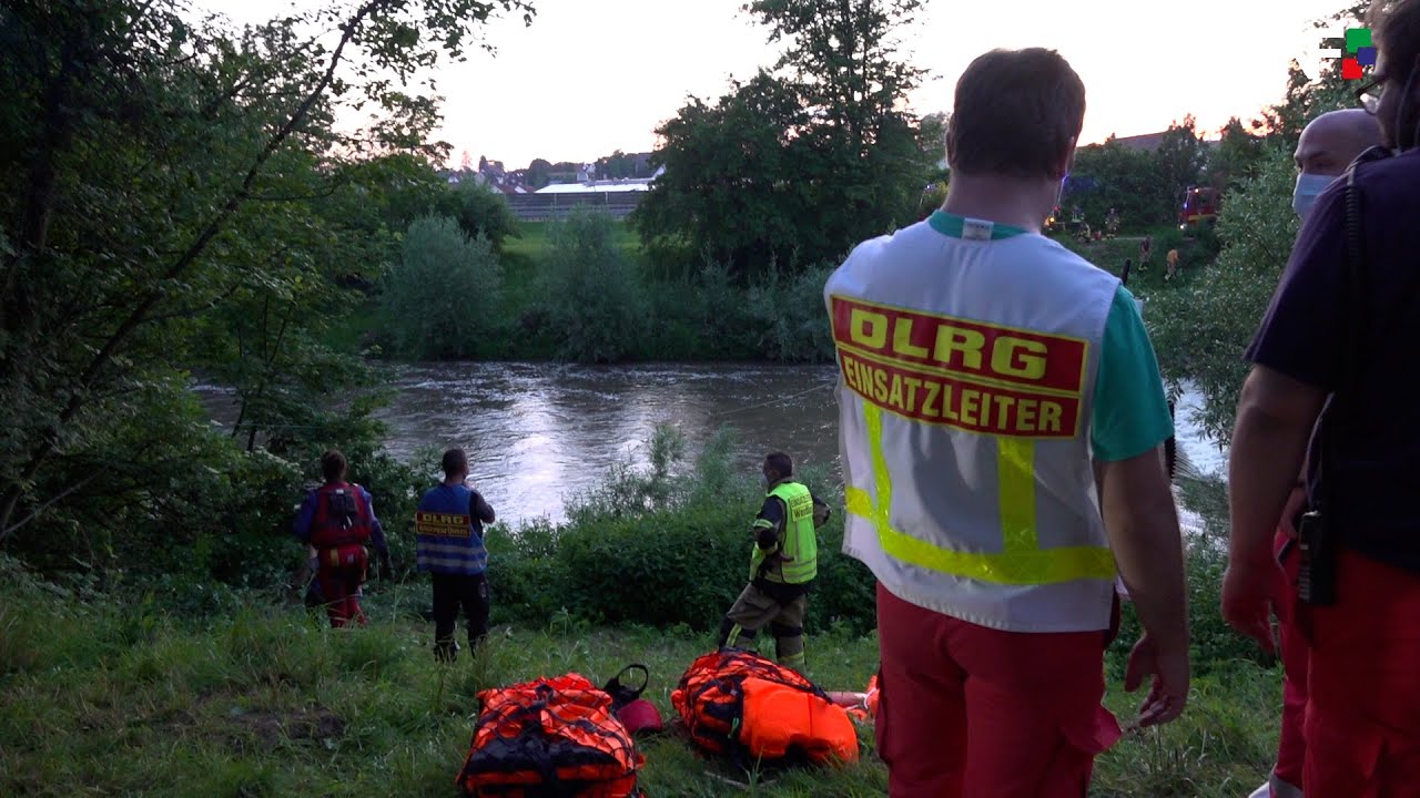 11.06.2021 - Schlauchboot mit drei Personen besetzt muss aus Wasserwalze gerettet werden