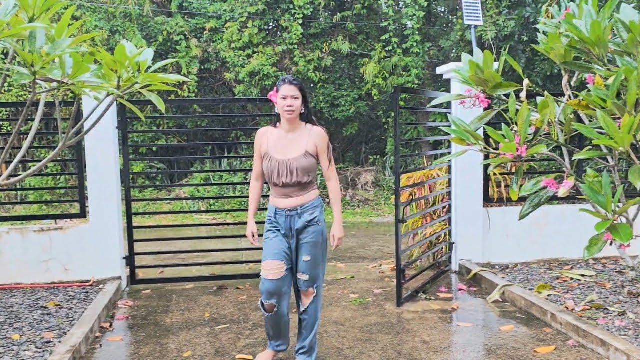 Getting wet in the rain🌧️. Baggy jeans