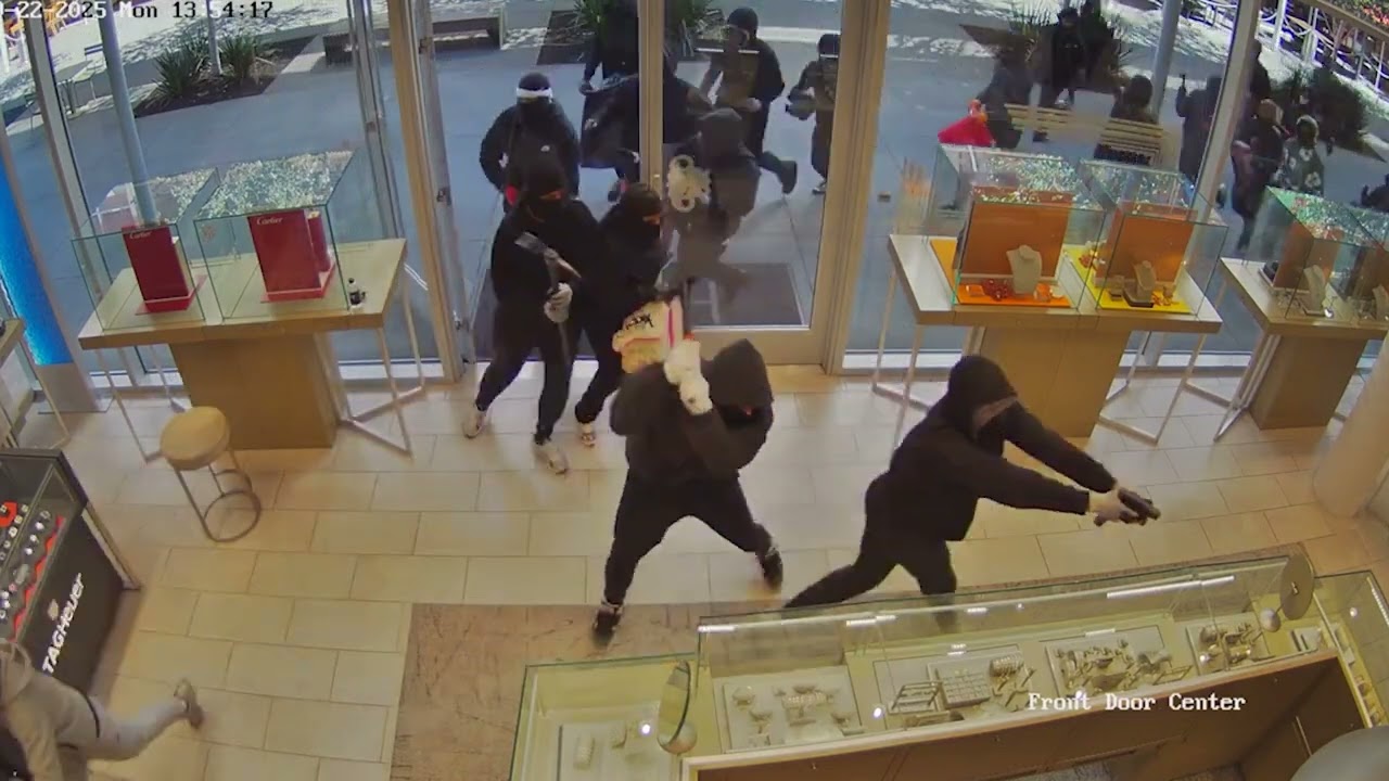 1,7 миллиона долларов, эффектная кража за 70 секунд / Грабители проникли в элитный ювелирный магазин