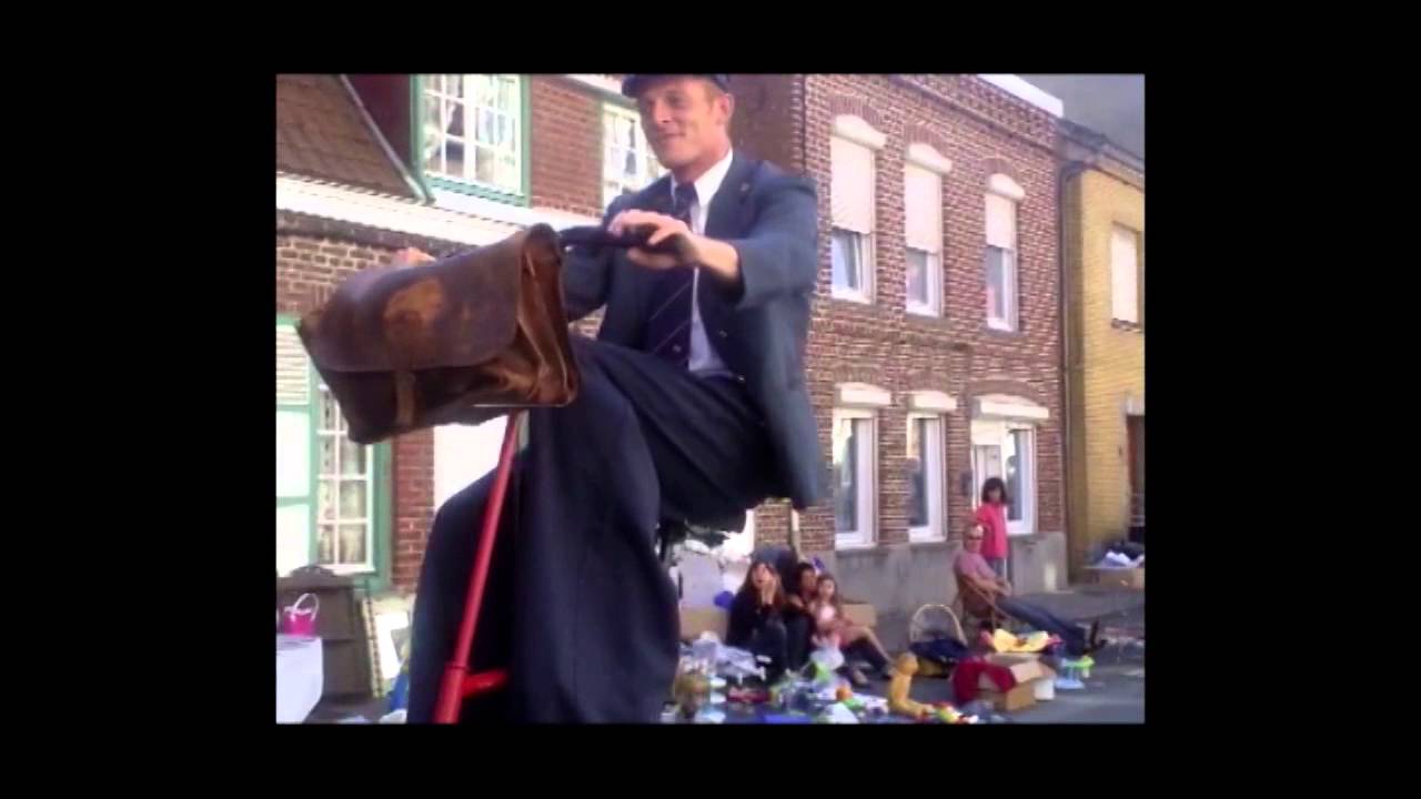 Animation de rue Echassier à vélo facteureux Circomédie