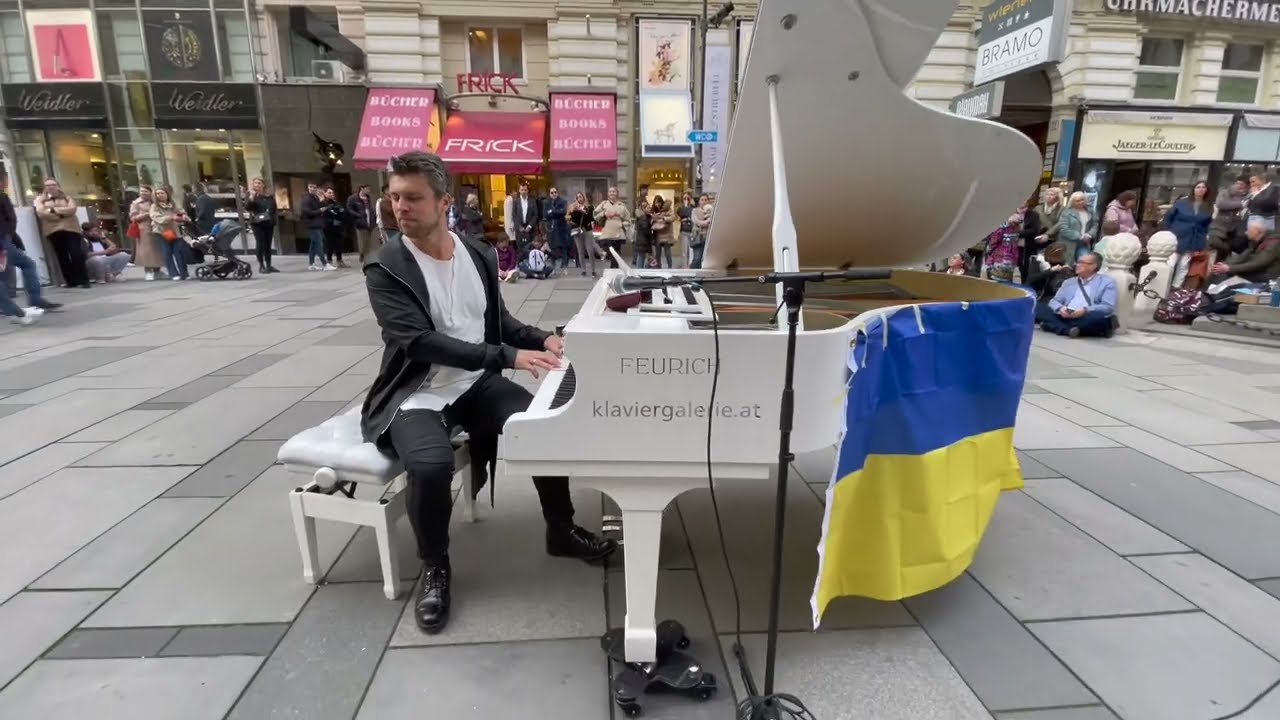 уличное фортепиано : Евгений Хмара играет на площади в Вене : Stand with Ukraine 🇺🇦🇺🇦🇺🇦