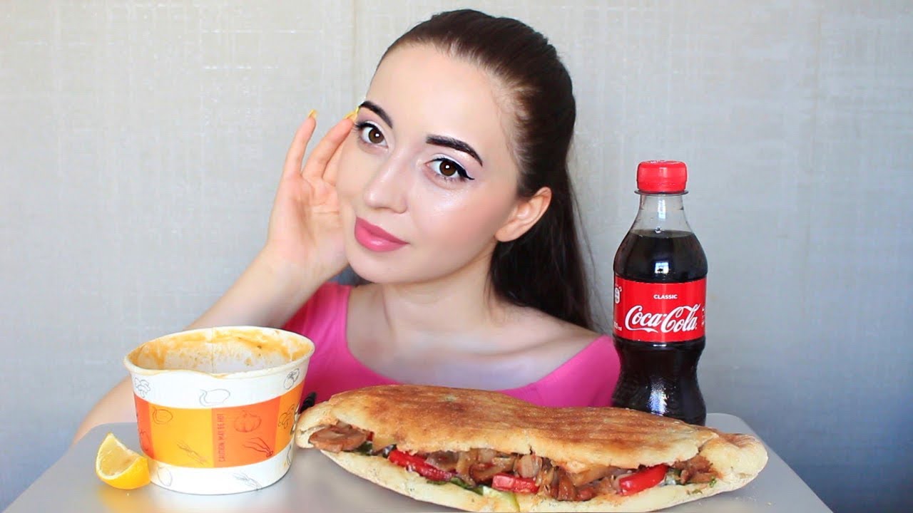 ДОНЕР В ХЛЕБЕ И ЧЕЧЕВИЧНЫЙ СУП / MUKBANG asmr Ayka Emilly