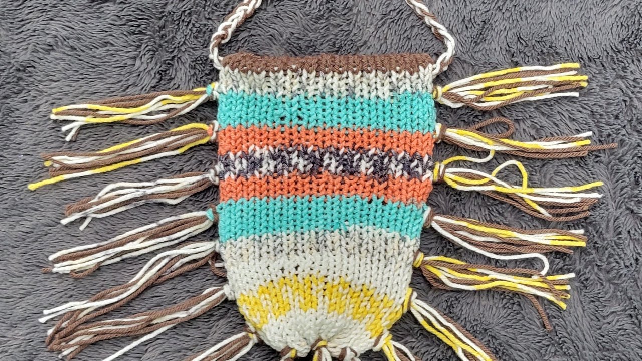 knitting a clutch on the 32 pin mushroom house machine