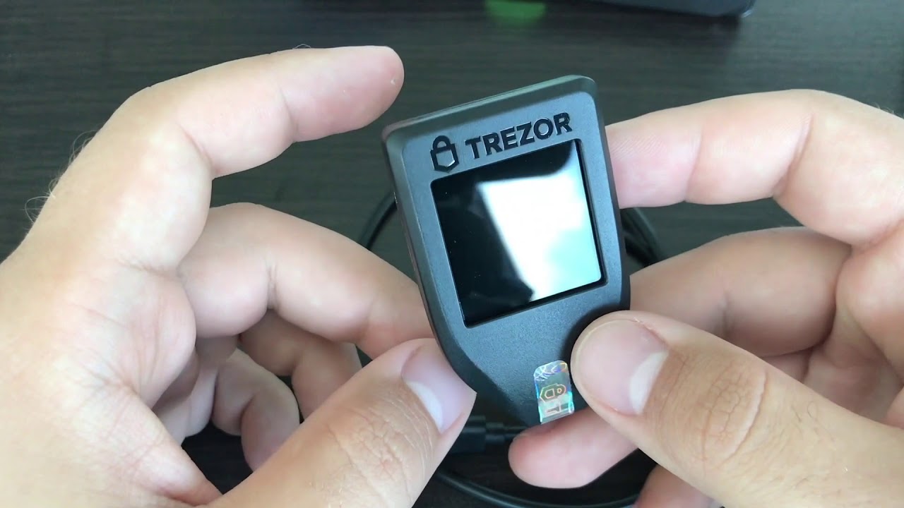 Обзор криптоваютного холодного кошелька Trezor Model T. Распаковка и настройка.