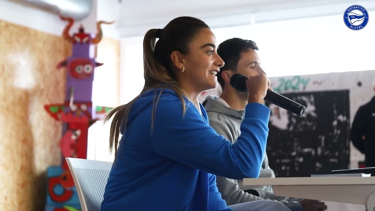 Visita de Ander Guevara y Elene Errasti a Olabide Ikastola | Deportivo Alavés