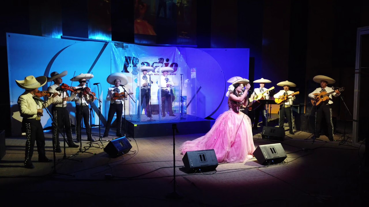 Angélica Vargas y Manuel Vargas acompañados del Mariachi Premier de América