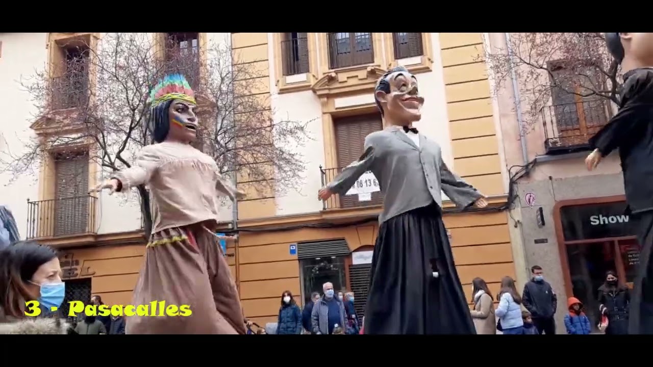Gigantes de Alcalá De Henares desfilando por carnaval 2022