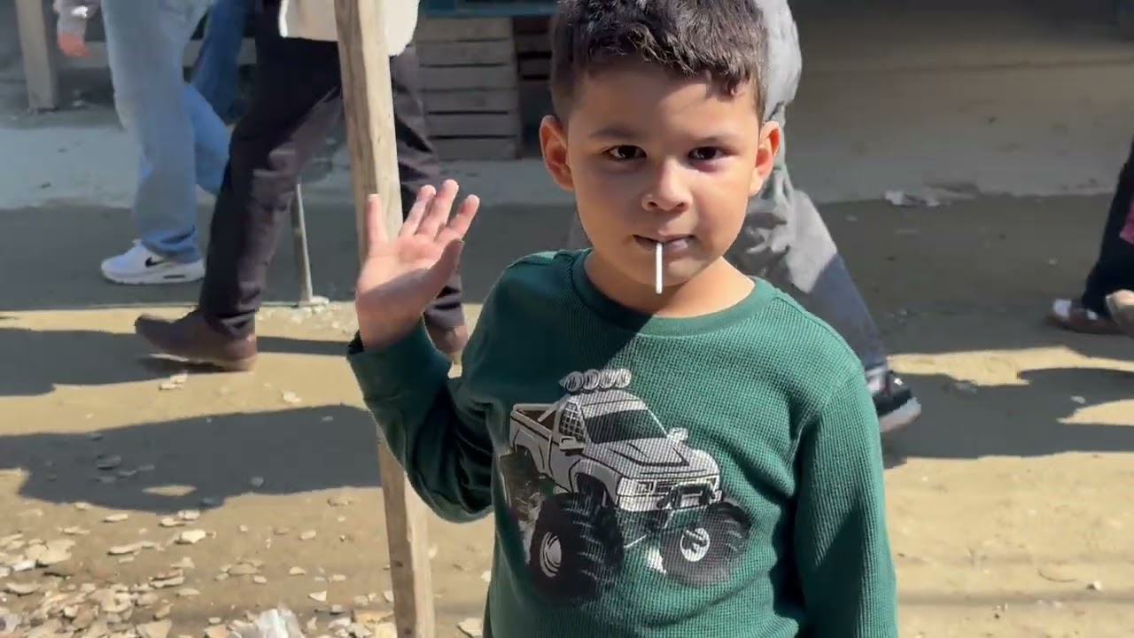 Este niño es muy bien amable con migo mírenlo como me saluda gracias 🙏 
